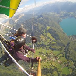 Le lac d'Annecy: une destination de rêve pour faire un baptême de deltaplane 