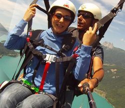 Un vol en parapente en tandem au dessus du lac d'Annecy